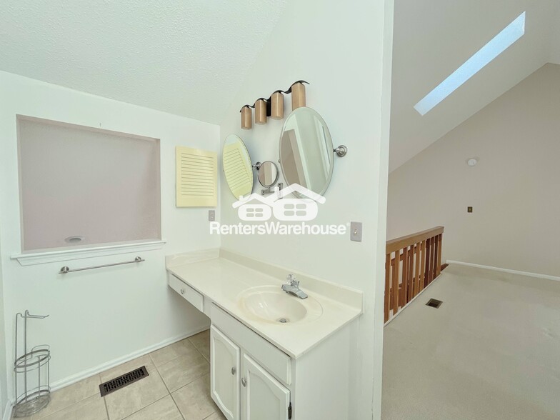 Building Photo - 411 Harbour Point