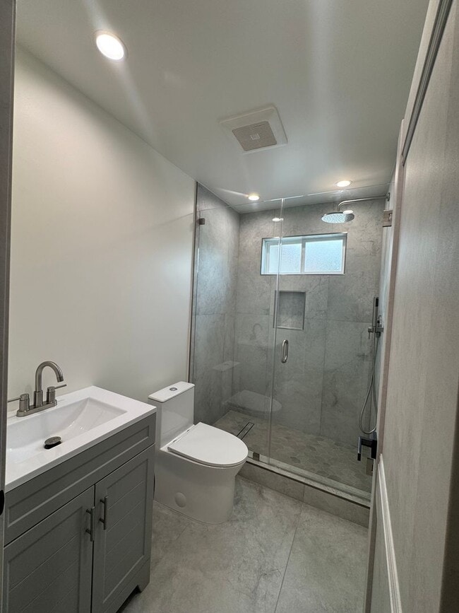 Building Photo - Spacious 1000 Sq. Ft. First-Floor Back ADU...