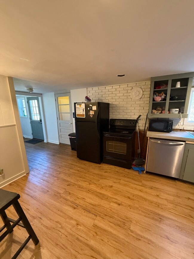 Building Photo - 45 Hazel St