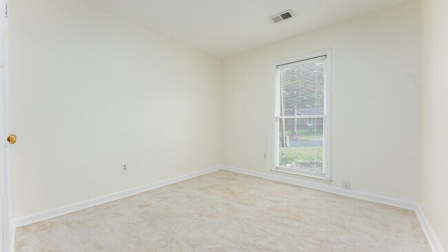 Building Photo - 6806 Cove Cir