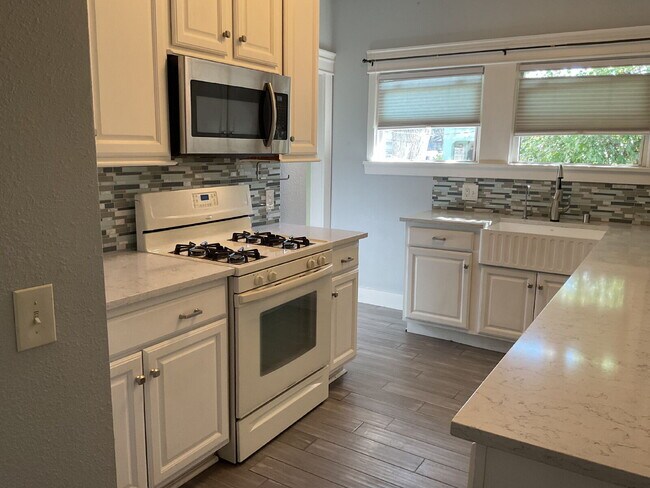 Building Photo - "Charming 2-Bed Home with Granite Touches in Tracy's Heart!"