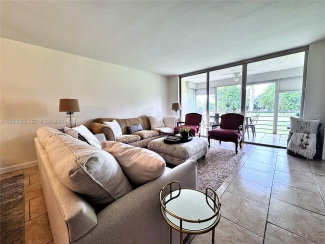 Building Photo - 901 W Cypress Ln