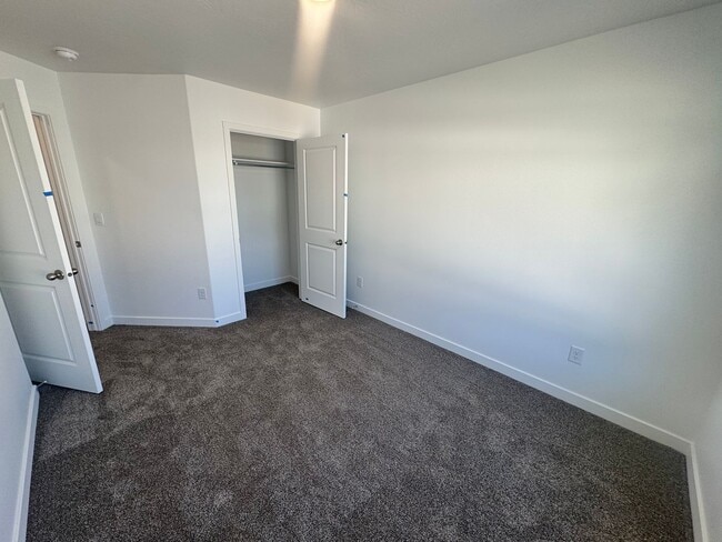 Building Photo - Brand New Long Valley Town home!!