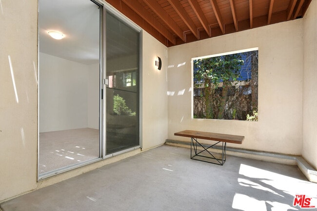 Building Photo - 656 Angelus Pl