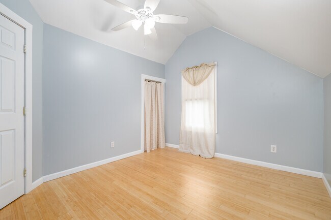Bedroom 1 Vaulted ceilings - 1099 North Ave