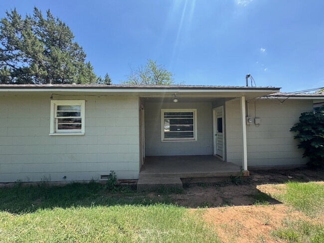 Building Photo - Charming 2 Bed 1 Bath 1 Car Garage Home