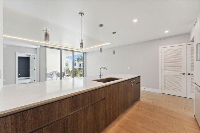 Building Photo - 111 SE 1st Ave