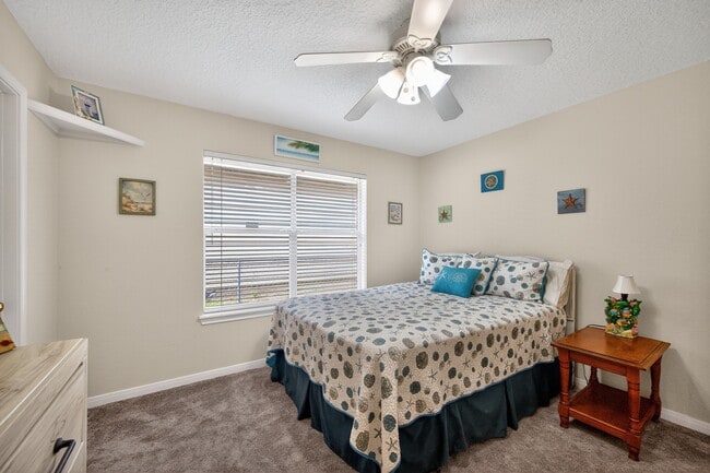 Building Photo - 1017 Pin Oak Dr