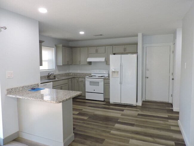 Building Photo - Lots of updates!