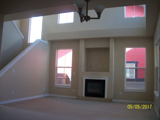 Building Photo - 3 Bedroom 3 Bathroom House Located Near a ...