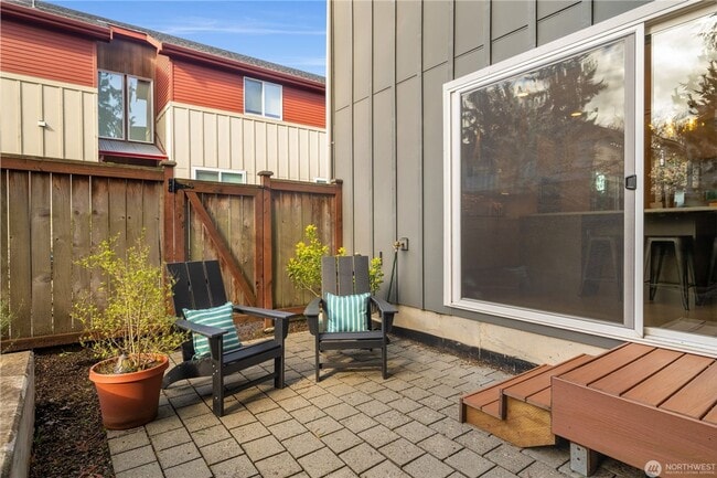 Building Photo - Modern Farmhouse Luxury in Coveted Matthews Beach Available NOW!