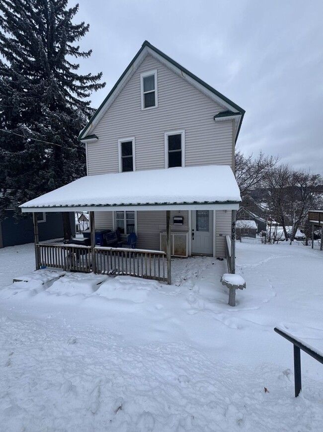 Building Photo - 3 Bedroom Freshly Renovated Family Home in Houghton