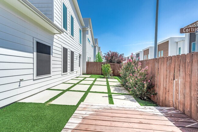 Building Photo - 5519 Paraiso Pl