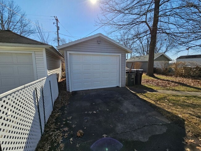 Building Photo - 2 bed, 1 bath. Hardwood floors.