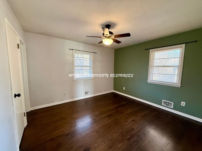 Building Photo - 4 Bedroom Home Near Downtown Lee’s Summit