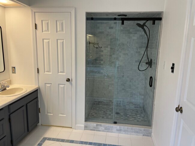 Master Bathroom - 4015 Heather Ct