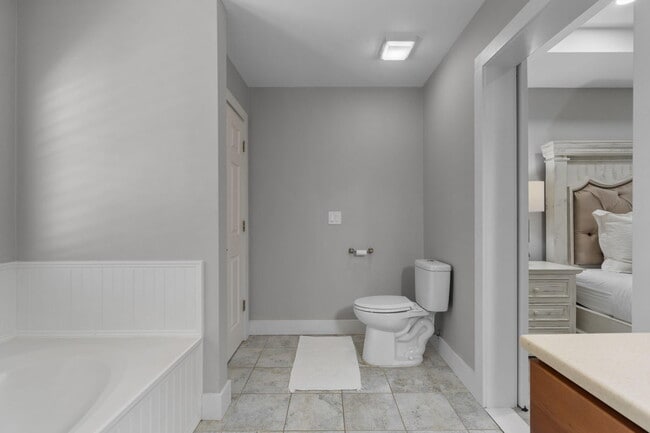 Building Photo - 374 S Shore Dr