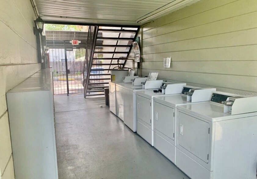 Building Photo - 2808 W Azeele St