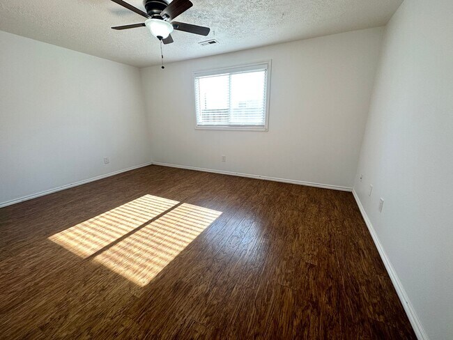 Building Photo - 3 Bedroom 2 Bath Hillsboro Home!