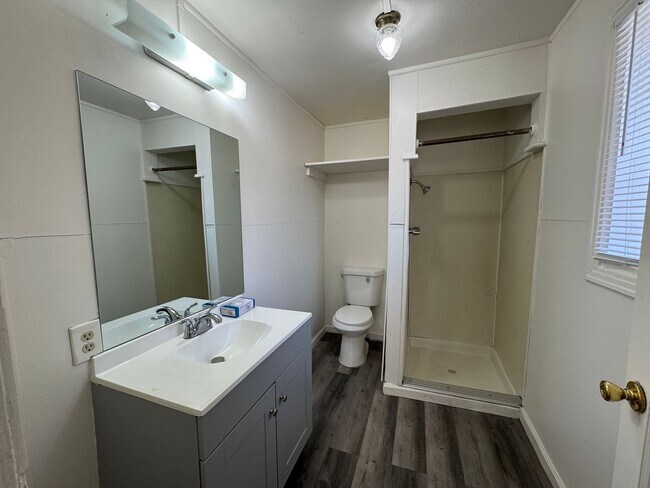 Building Photo - Cute One Bedroom Cottage with Parking Space