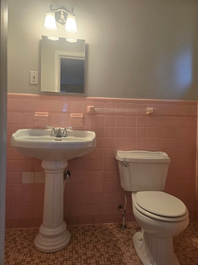 Building Photo - 107 Wayside Dr