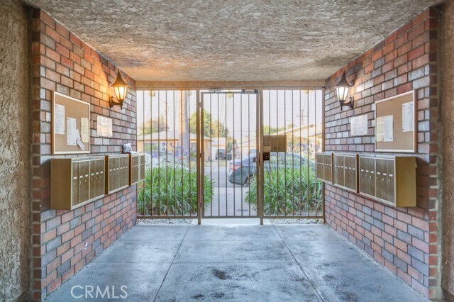 Building Photo - 313 S Almansor St