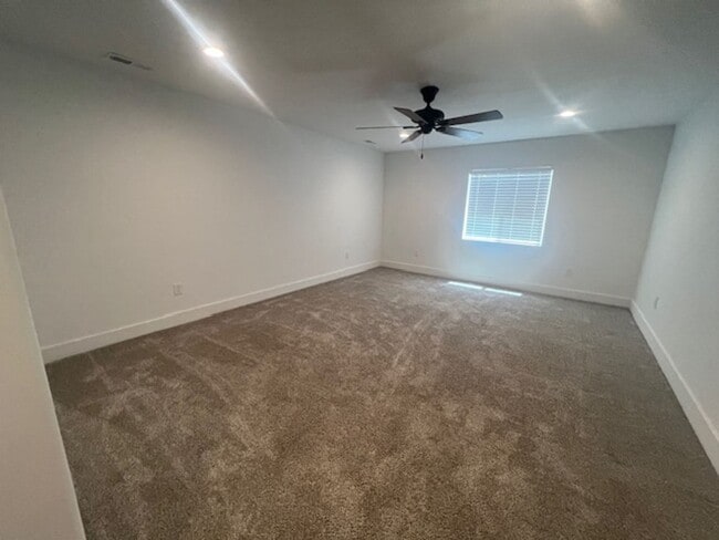 Building Photo - Spacious 3 Bed Downstairs Duplex