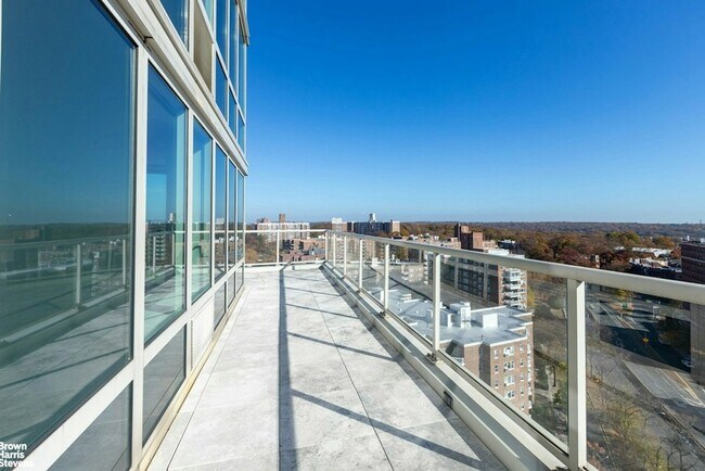 Building Photo - 640 W 237th St