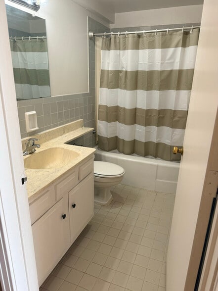 Building Photo - 4333 N Oakland Ave