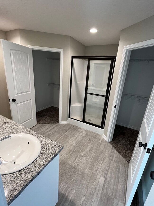 Building Photo - Beautiful one-year-old 3 bed, 2 bath, 3 ca...