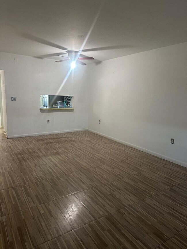 Building Photo - 251 NE 187th St