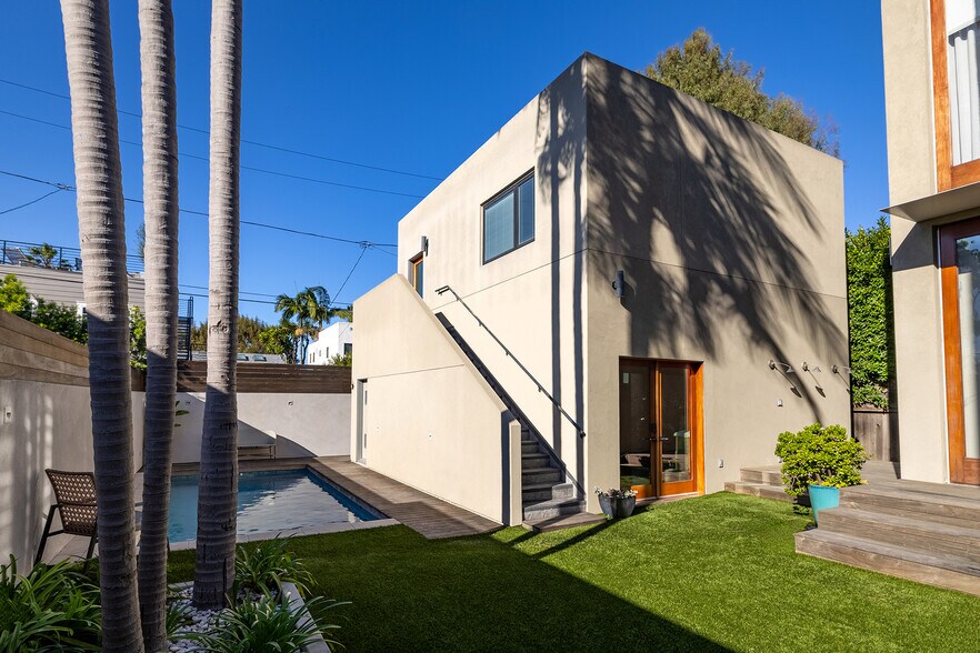 Building Photo - 831 Dickson St