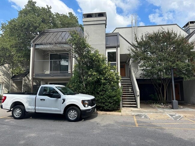 Building Photo - 935 La Posada Dr