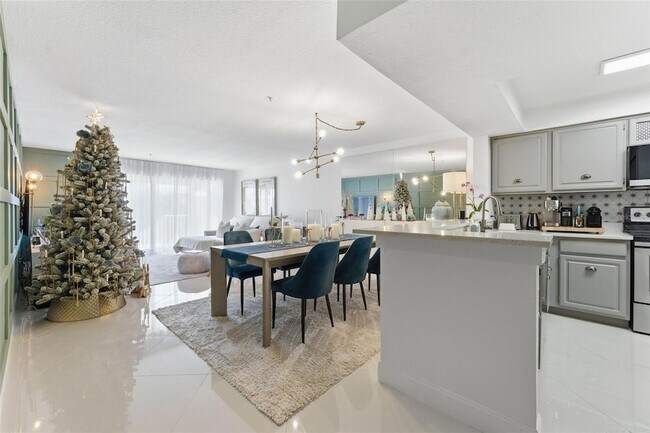 Building Photo - 13838 Fairway Island Dr