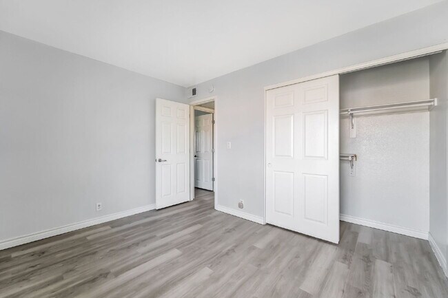 Building Photo - Guard Gated Community - 2 bedroom and 1 bathroom, Upstairs Unit Private Balcony Over looking Park...