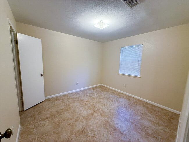 Building Photo - 3005 Brook Dr