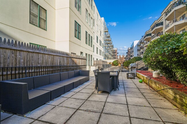 Building Photo - 915 Madison St