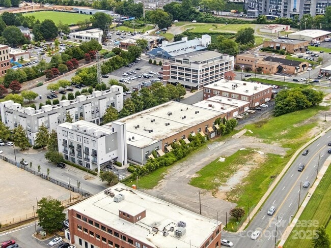 Building Photo - 915 Westmere Ave