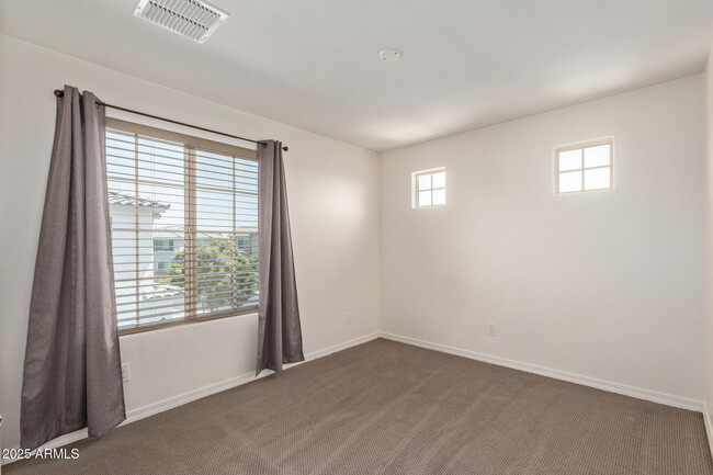 Building Photo - 905 S Canal Dr