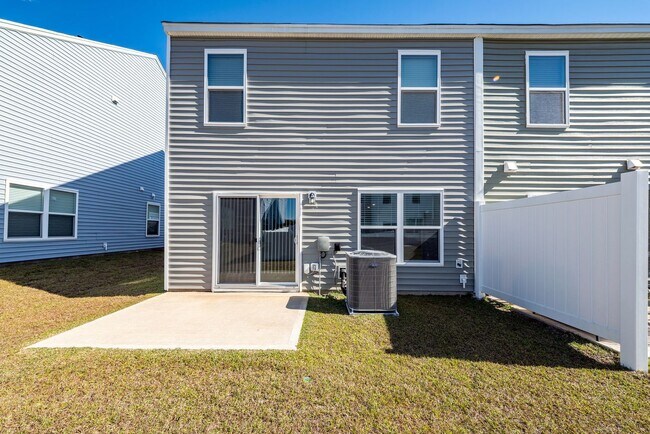 Building Photo - 3 Bedroom, 2.5 Bathroom Townhome in Caroli...