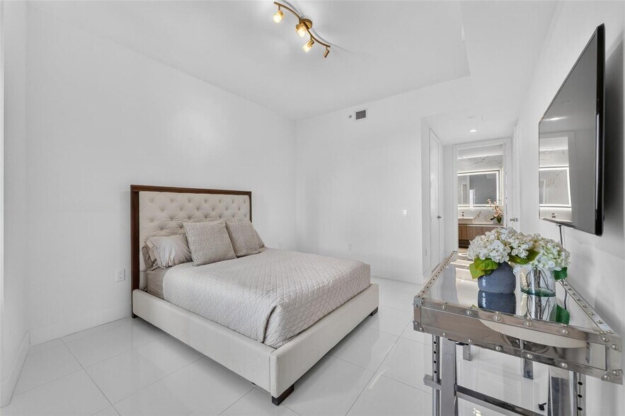 Building Photo - 1100 Biscayne Blvd