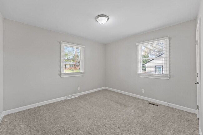 Building Photo - 1910 Hilldale Dr