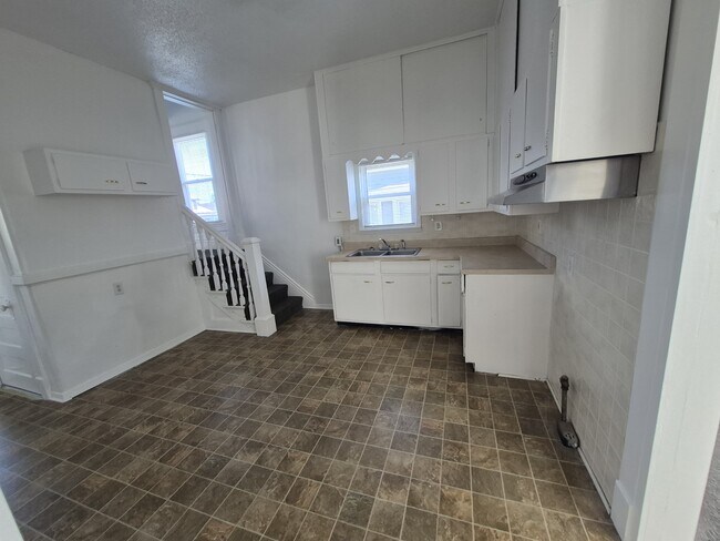 Building Photo - 635 S 39th St