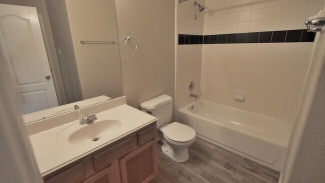 Building Photo - 1319 Colonial Manor Dr