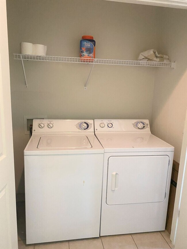 Building Photo - Furnished! Cozy one bedroom with large bedroom, walk in closet. Community ,pool and gym