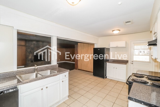 Building Photo - 3398 Scenic Hwy