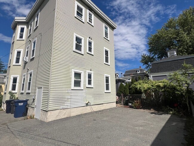 Building Photo - 18 Rice St