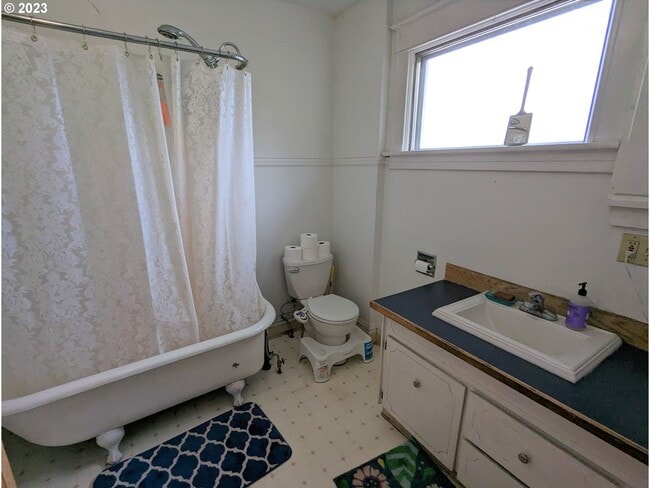 Building Photo - 4 Bed 1.5 Bath 1758sqft - Historic Charm with Renovations and so Much More!
