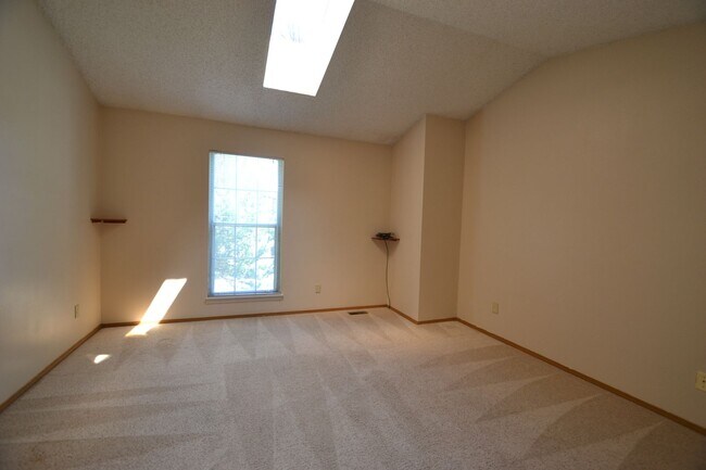 Building Photo - 2 Bed 1 Bath Townhome Centrally Located