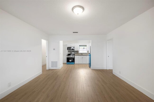 Building Photo - 2033 Dewey St